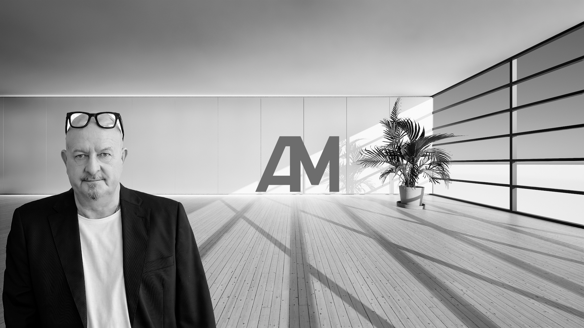 Axel Maisenhelder in einem lichtdurchfluteten Innenraum mit AM-Logo