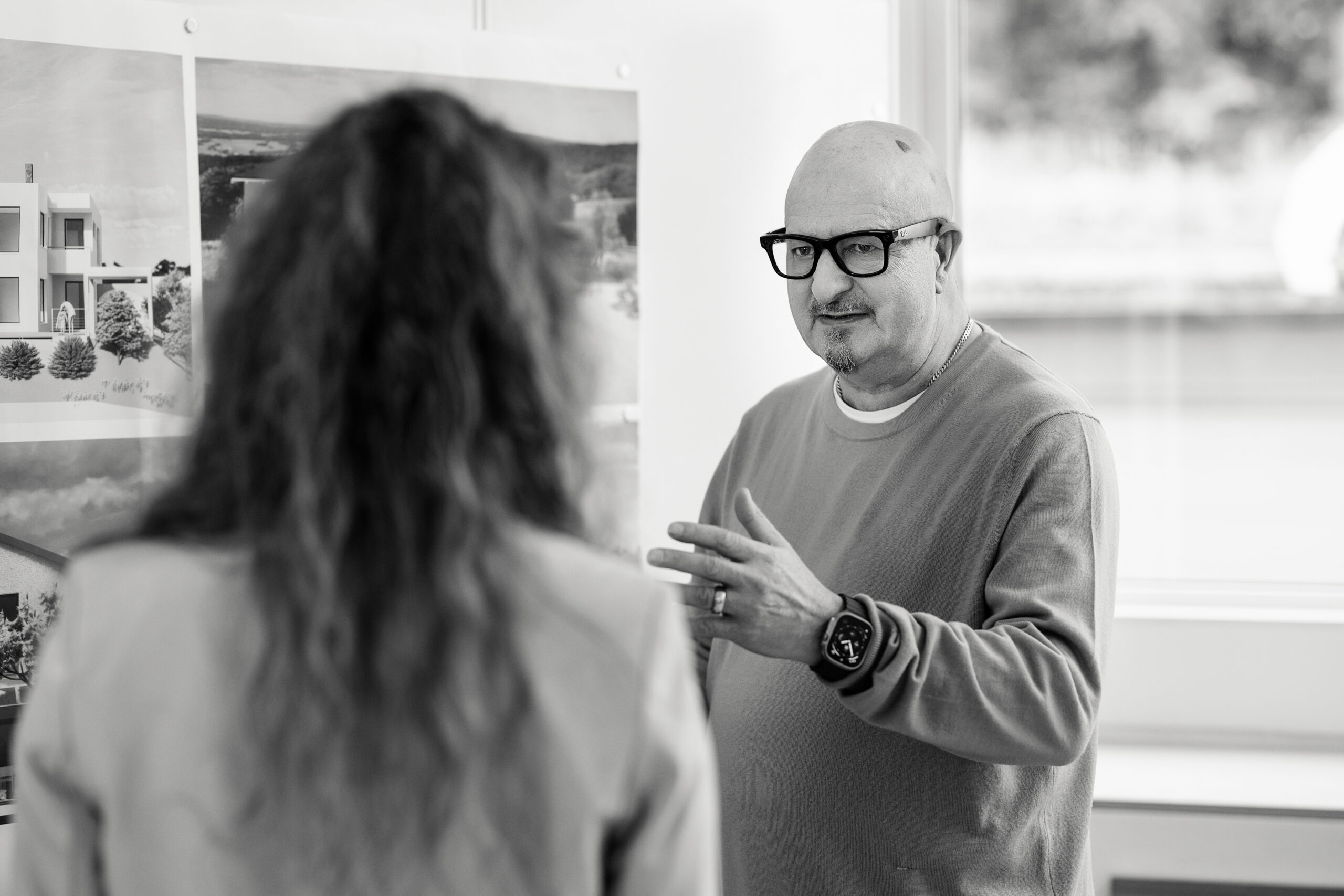 Axel Maisenhelder in a consultation talk with another person