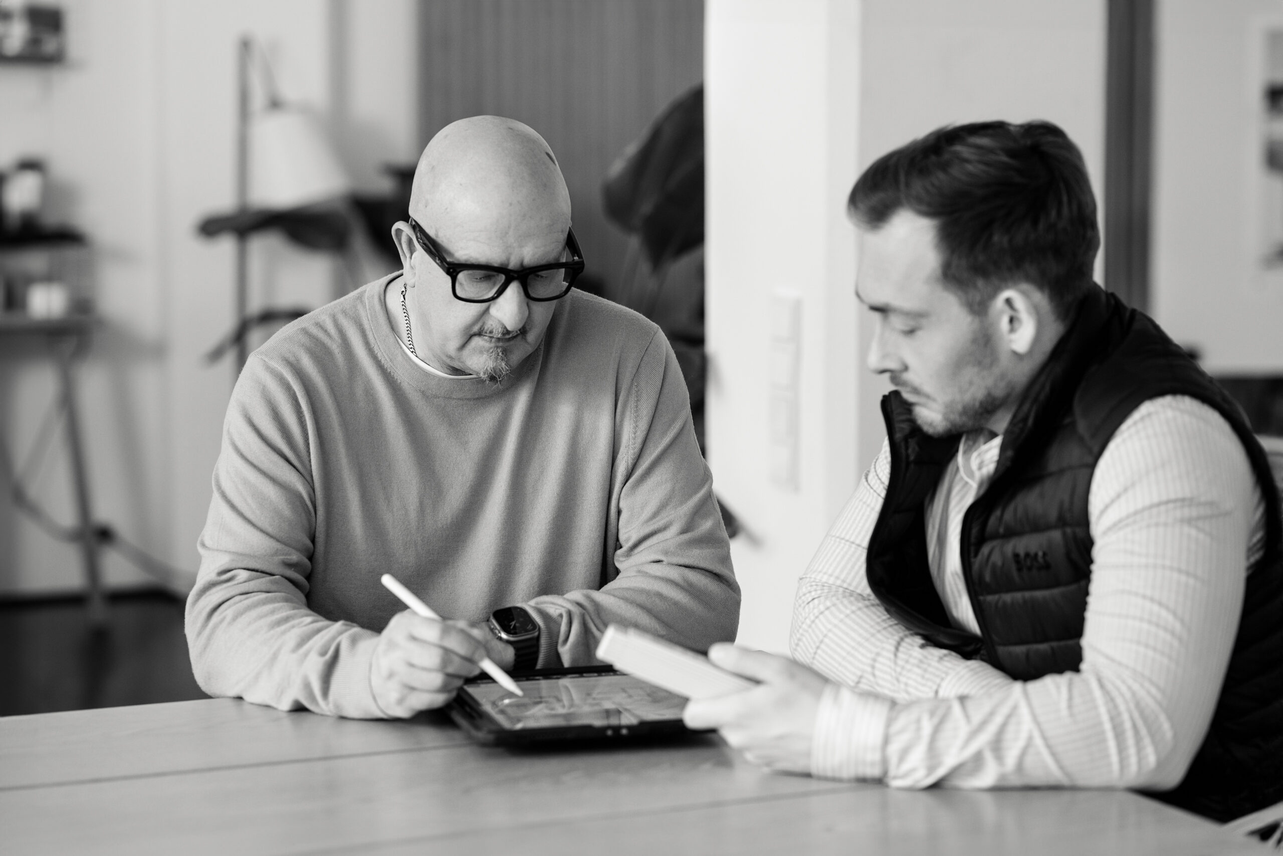 Axel Maisenhelder in a consultation talk with another person